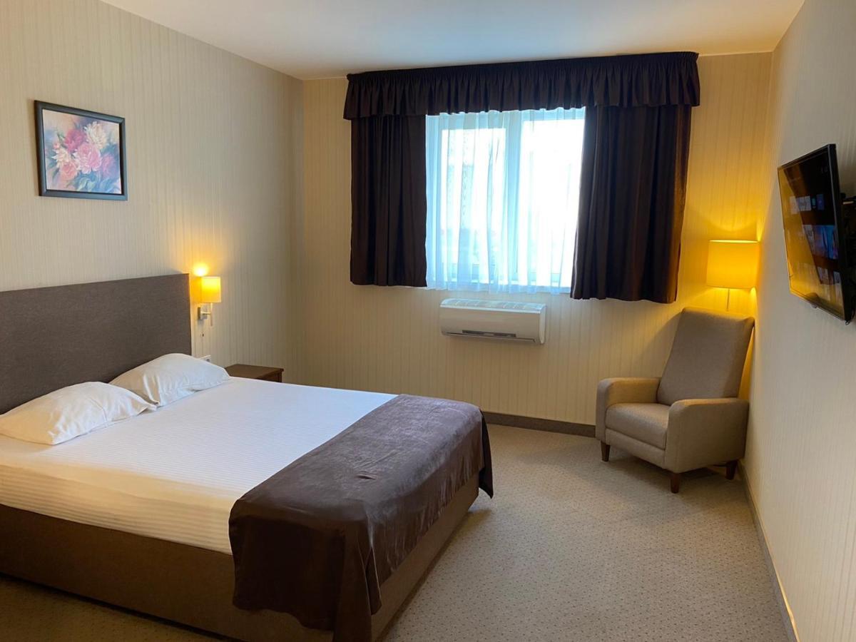 Hotel 7ya Krasnosilske Bagian luar foto